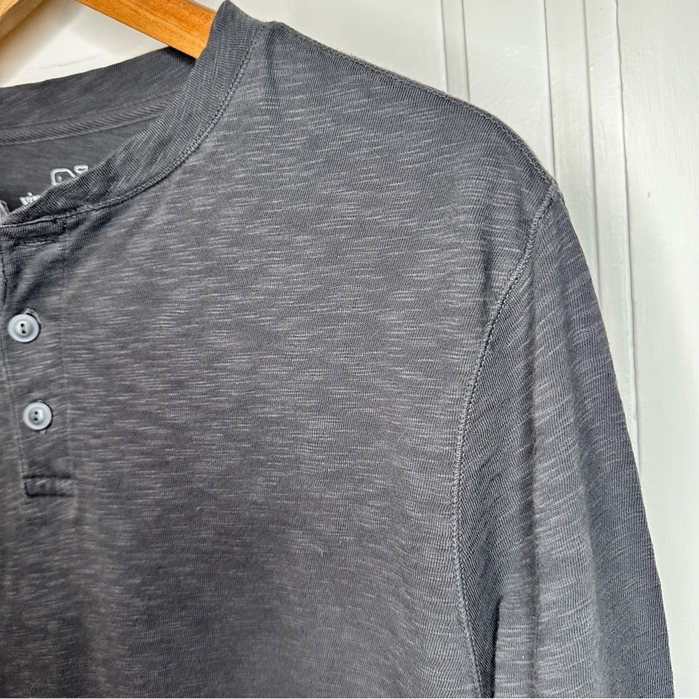 Vineyard Vines Men's Dark Gray Long Sleeve Henley small three button - Picture 3 of 7